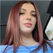 studentessa universitaria fornisce lezioni di storia, matematica e italiano